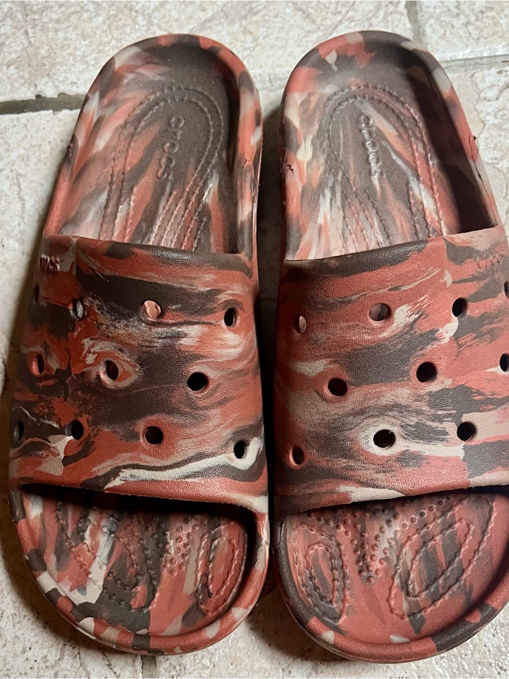 NWOT CROCS Marbled Rust, Brown & Cream Slide Sandals
